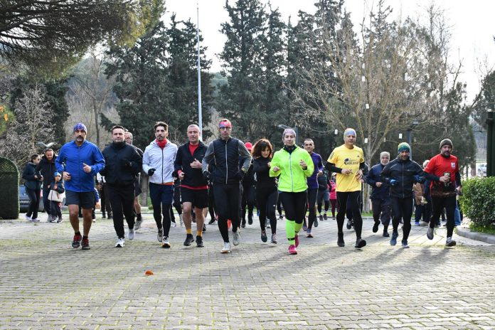 Balıkesir Büyükşehir Belediyesi, her ayın ilk pazar günü geleneksel hale getirdiği “Her Adım Bir İz” Değirmen Boğazı Halk Koşularıyla hemşehrilerini sağlıklı yaşama yönlendirmeyi amaçlıyor.