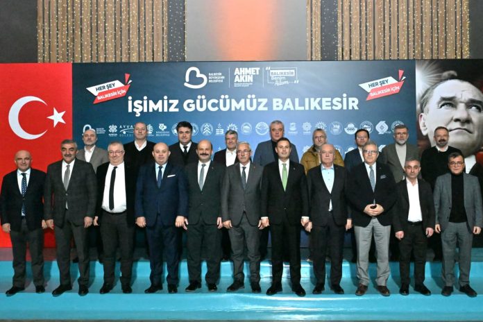 Balıkesir Büyükşehir Belediye Başkanı Ahmet Akın, “Tarıma yönelik uygulamalara ağırlık vermeliyiz. İlçelerimizden gelen talepler doğrultusunda Kent Lokantası ve Yakın Mutfaklarımızı açacağız. Belediye Başkanımız iletirse ilçemizde açacağız. Çalışmalarımızda da ilçe belediye başkanlarımız ile tam koordineli bir şekilde hareket ediyoruz. Çünkü birlik olmazsa başarı elde edilemez. Balıkesir aidiyetini, ortaklaştırmamız lazım. Tüm ilçelerimizin tanınırlığını arttırmamız gerekiyor. Hepimizin bildiği bu üç Balıkesir ayrımını, aidiyet duygusunu ortaklaştırarak birleştirmeliyiz. 20 ilçe, 3 bölge değil; tek vücut olmuş bir Balıkesir olmalı. Kültürel buluşmalar, STK etkinlikleri ve iş dünyasının desteğiyle bu kaynaşmayı sağlayacağız.” diye konuştu.