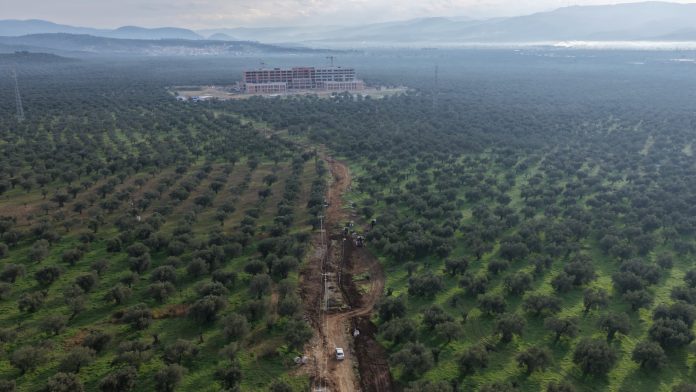 Edremit’te yapımı devam eden yeni devlet hastanesinin ihtiyaç duyduğu içme suyu hattı için BASKİ ekipleri, proje kapsamında toplam 900 metre içme suyu şebeke hattı imalatını tamamlayıp hastanenin sağlıklı, düzenli ve kesintisiz içme suyuna erişimini güvence altına aldı