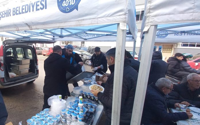 Balıkesir Büyükşehir Belediye Başkanı Ahmet Akın, geçtiğimiz aylarda Gürcistan’da düşen askeri kargo uçağında şehit olan Hava Ulaştırma Uzman Çavuş Emre Sayın’ın ailesini yalnız bırakmıyor. Akın’ın talimatıyla şehidin vefatının 52’nci günü dolayısıyla evinin önünde Balıkesir Büyükşehir Belediyesi tarafından mevlit okutuldu.